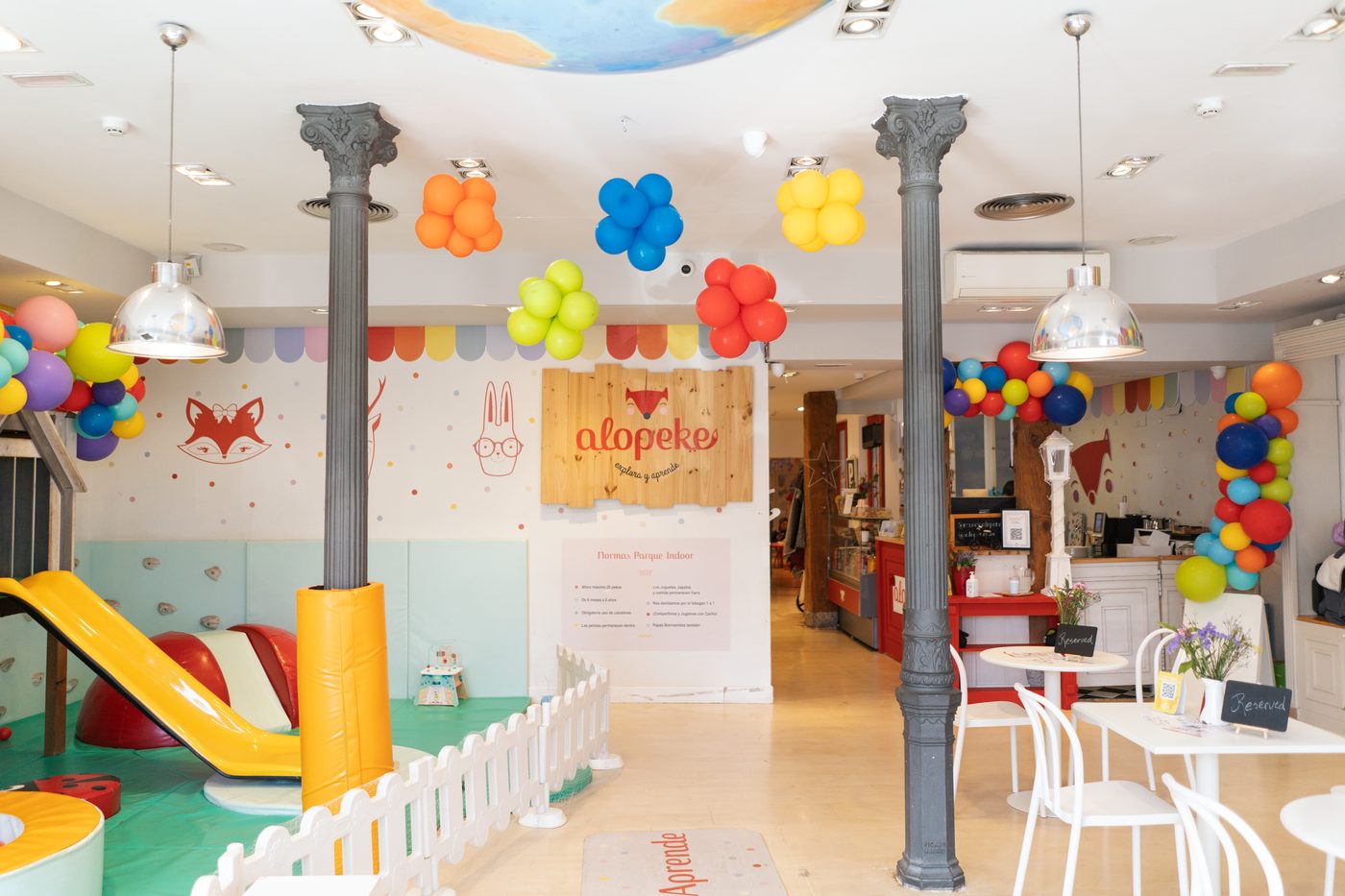 Interior de Alopeke con zona de juego y cafetería